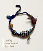 Dzi über den Wolken